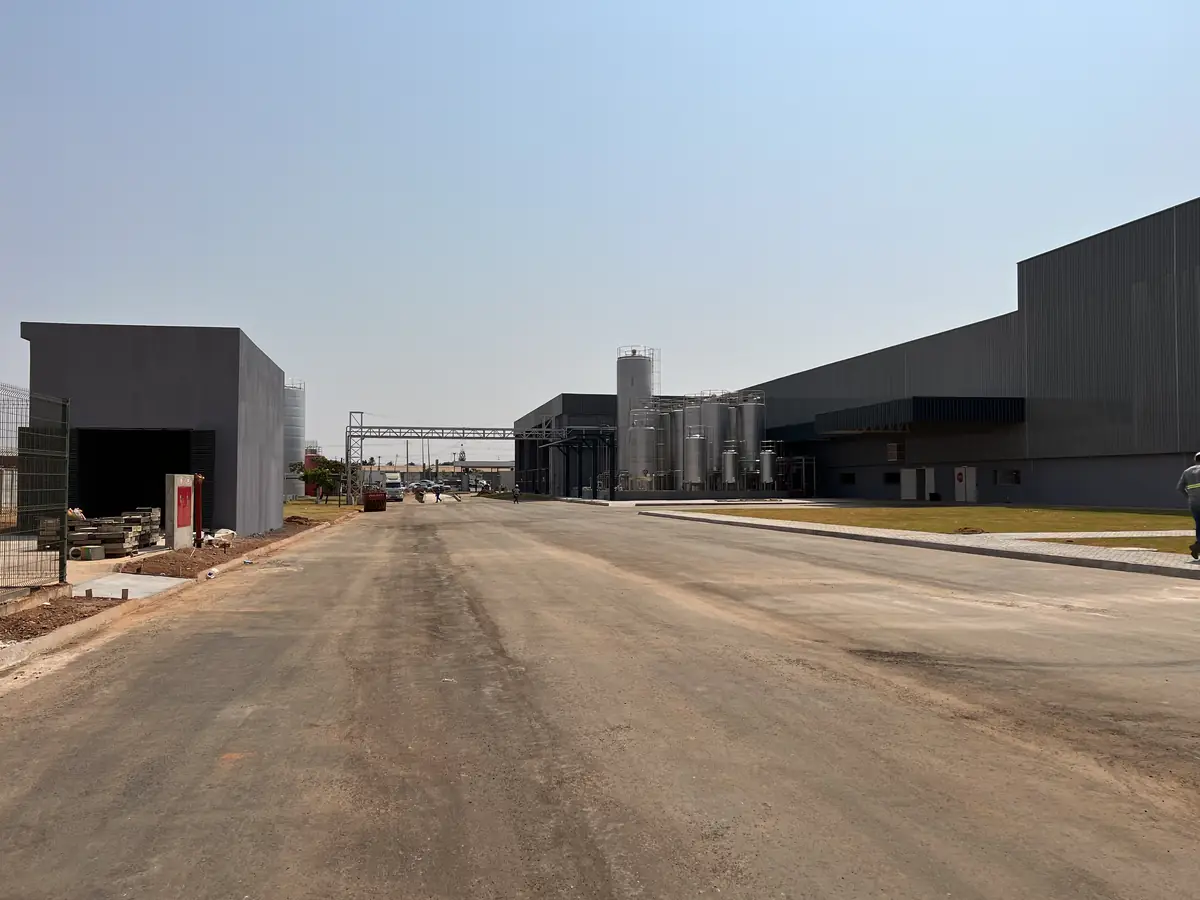 Via interna pavimentada em complexo industrial executado pela Soleeng