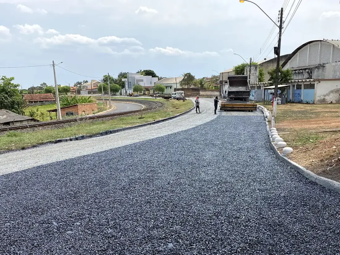 Execução de base de pavimento em via urbana