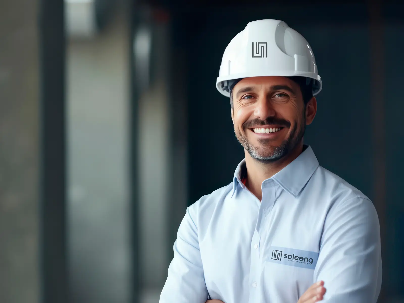 Profissional da Soleeng em obra, com capacete de segurança