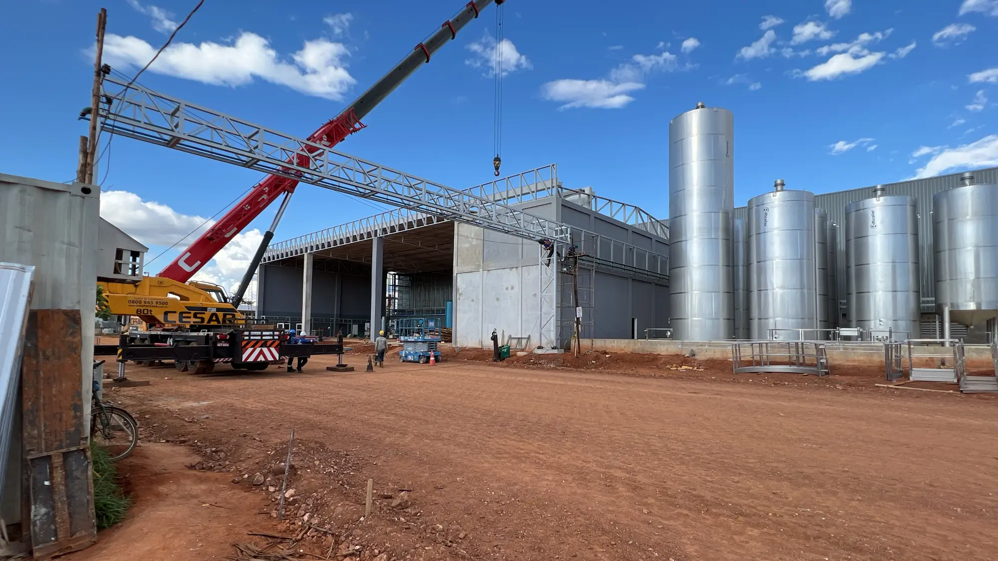 Montagem de estrutura metálica em planta industrial executada pela Soleeng
