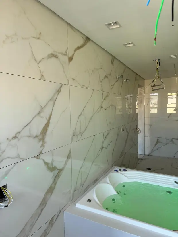 Banho master em mármore — obra executada pela Soleeng