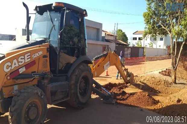 Escavação para rede em área urbana — obra executada pela Soleeng