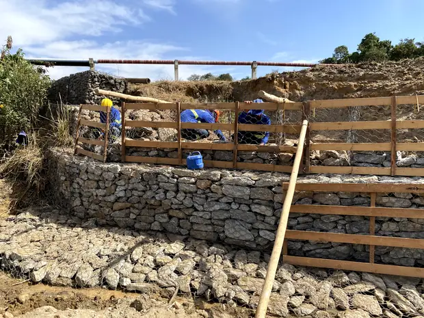 Gabião com guarda-corpo — obra executada pela Soleeng