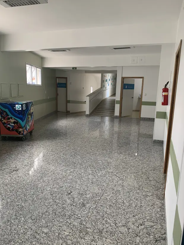Hall e escadaria em granilite — obra executada pela Soleeng