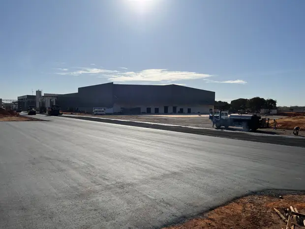 Pátio industrial pavimentado — obra executada pela Soleeng