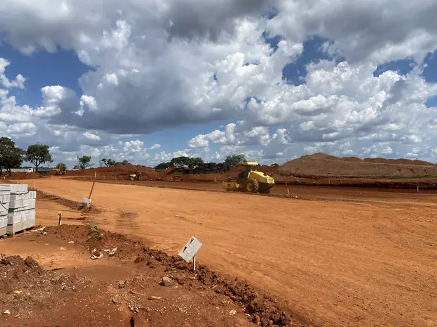 Terraplenagem de plataforma — obra executada pela Soleeng