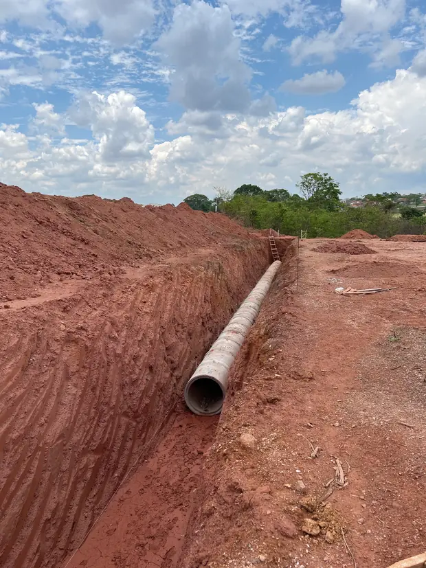 Tubulação em vala aberta — obra executada pela Soleeng